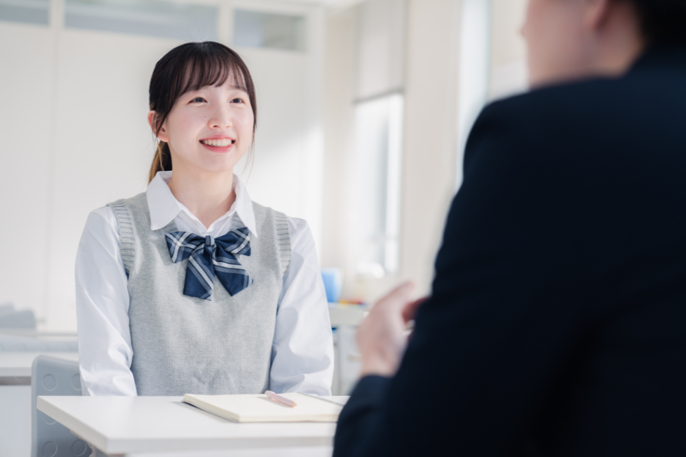 生徒の話に耳を傾ける個別相談のイメージ