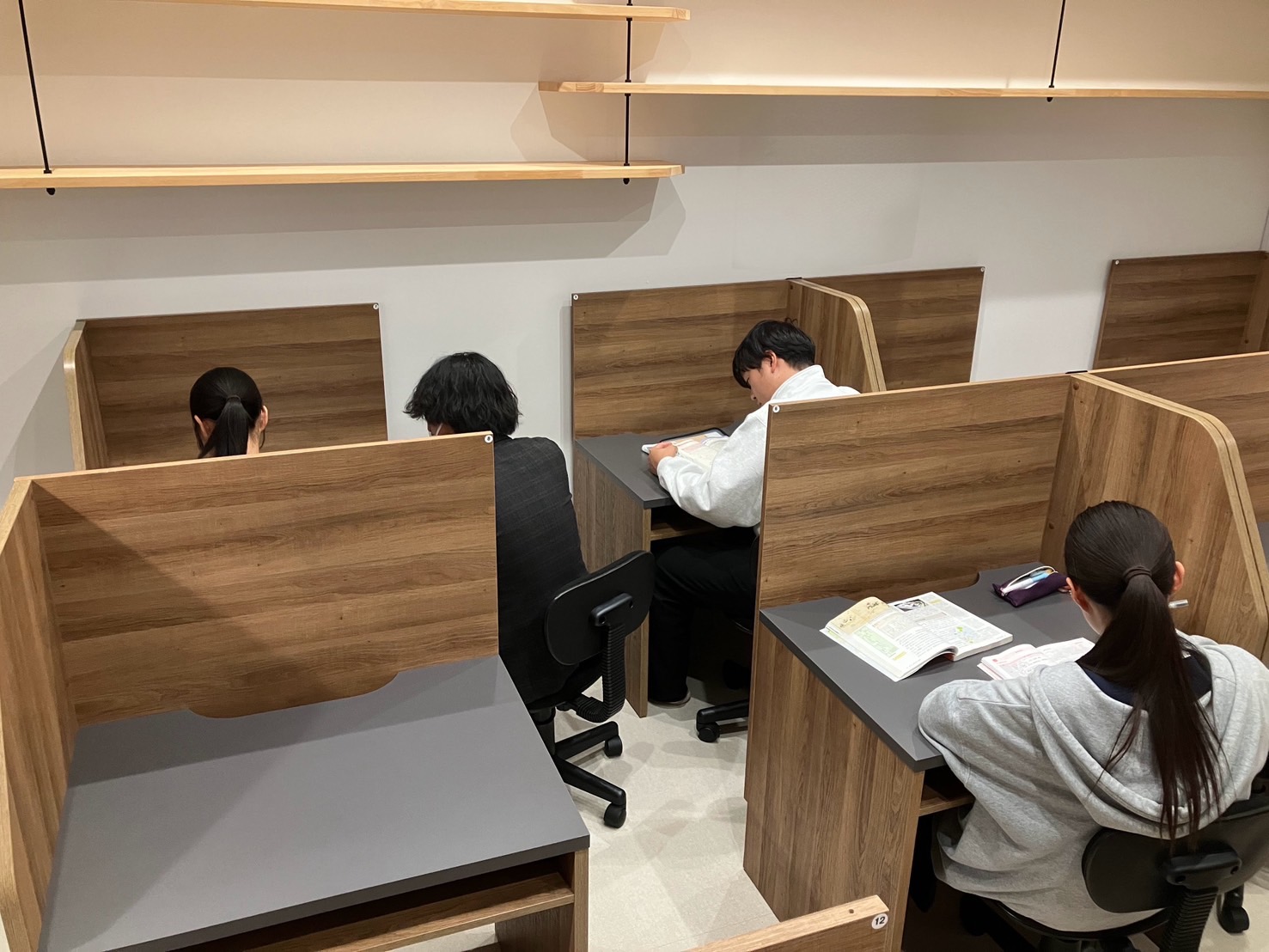 Bースタディの教室で、一人ひとりの学習を支える指導の様子
