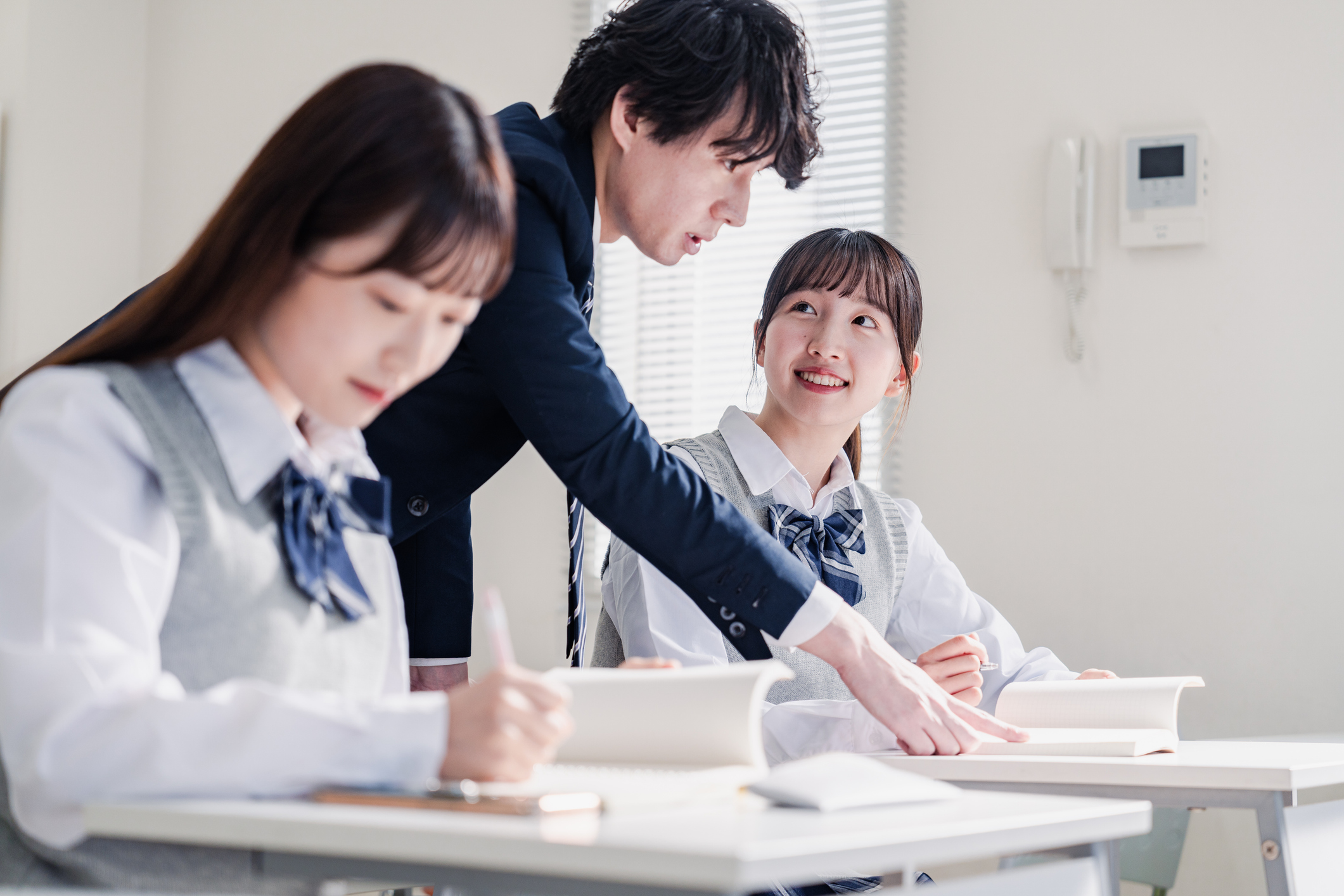 講師とともに前向きに学ぶ生徒のイメージ