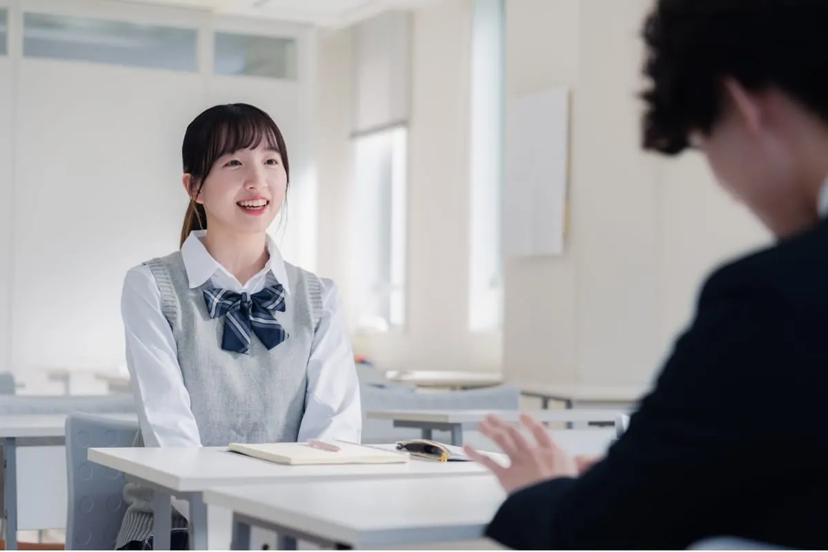 教室で学習について話す生徒