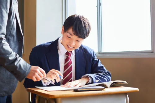 講師と一緒に、学習の進め方を確認する高校生